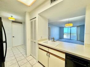 2333 Feather Sound Dr in Clearwater, FL - Building Photo - Building Photo