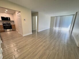 8251 NW 8th St in Miami, FL - Building Photo