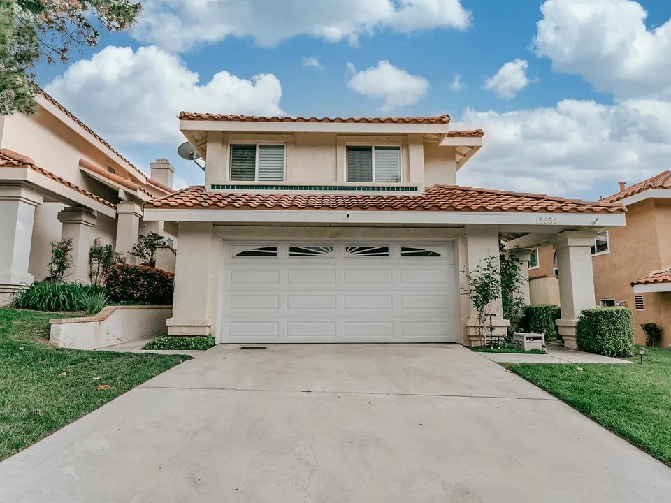 15656 Carrousel Dr in Santa Clarita, CA - Building Photo