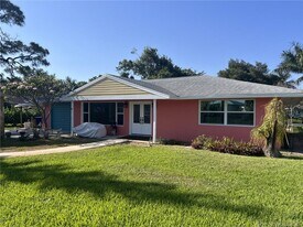 652 NW Sunset Dr in Stuart, FL - Building Photo