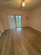 151 Canterbury E in West Palm Beach, FL - Foto de edificio - Building Photo