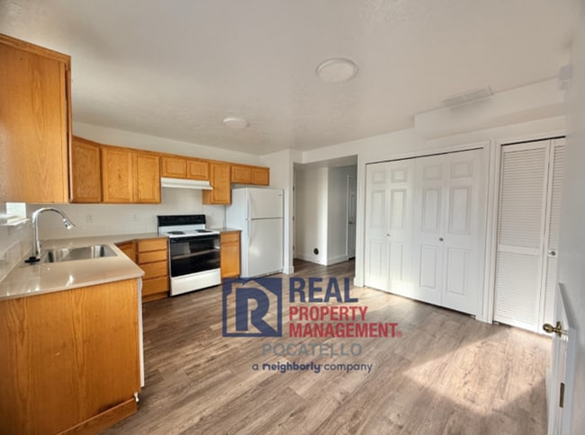 1596 Dustin Cir in Pocatello, ID - Building Photo - Building Photo