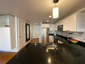 1 Earhart St in Cambridge, MA - Foto de edificio - Building Photo