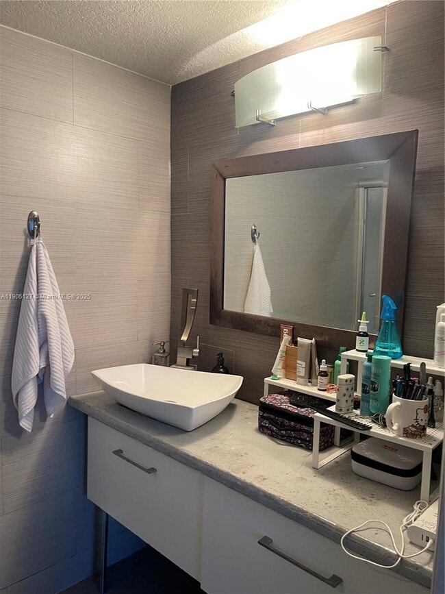 2541 Centergate Dr in Miramar, FL - Building Photo - Building Photo