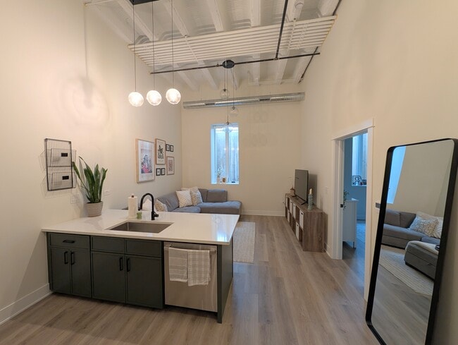 1453 Maple Ave, Unit B03 in Evanston, IL - Building Photo - Building Photo