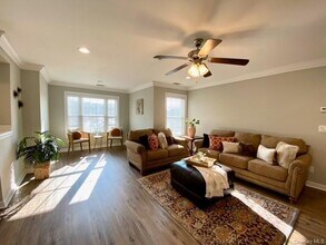 100 Vista View Dr in Farmingville, NY - Foto de edificio - Building Photo