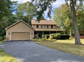 8 Timberwick Dr in Halfmoon, NY - Building Photo