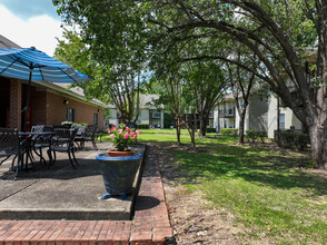 Bell Oaks Apartments in Montgomery, AL - Foto de edificio - Building Photo