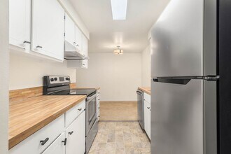 11004 NE 68th St in Kirkland, WA - Building Photo - Building Photo