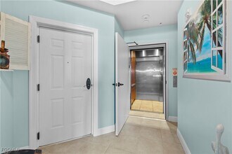2745 First St in Ft. Myers, FL - Foto de edificio - Building Photo