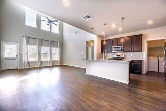 1609 Ranch House in New Braunfels, TX - Foto de edificio - Building Photo