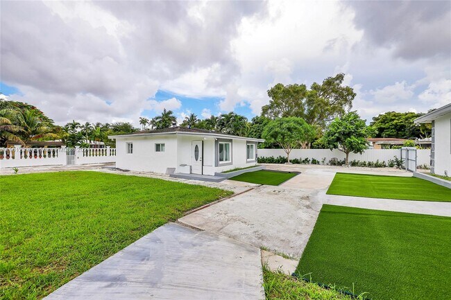 300 N Biscayne River Dr-Unit -B in Miami, FL - Building Photo - Building Photo