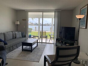 3010 Marcos Dr in Aventura, FL - Foto de edificio - Building Photo