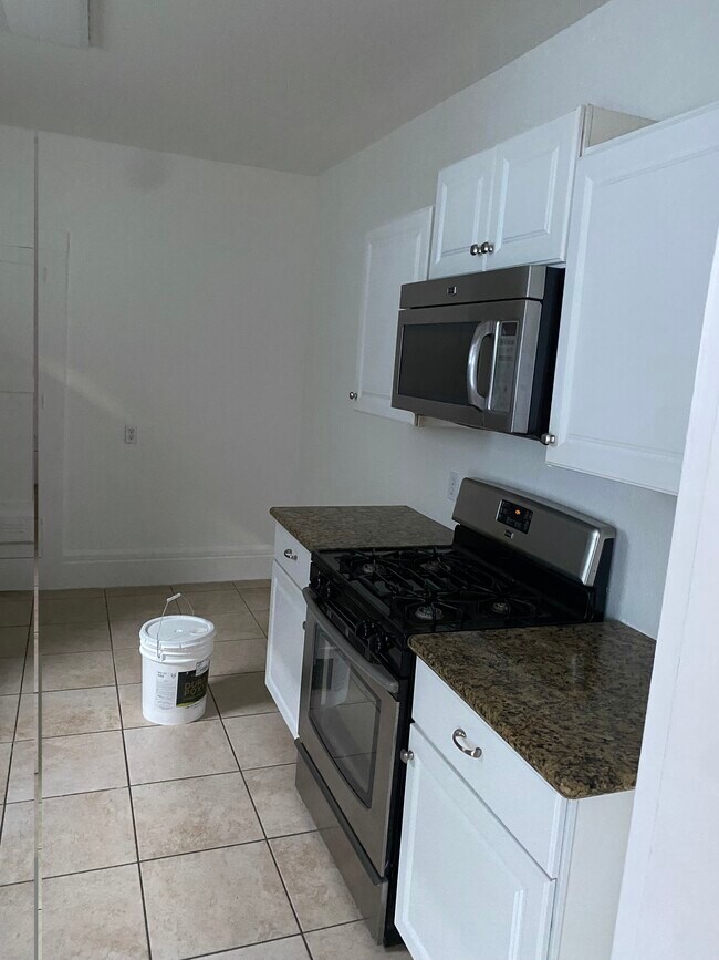 2427 J St, Unit 2427 J St Apt Upper West in Sacramento, CA - Foto de edificio - Building Photo