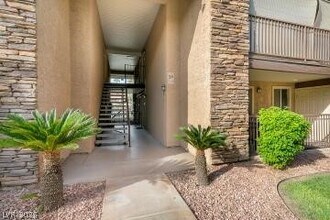 5081 River Glen Dr in Las Vegas, NV - Building Photo - Building Photo