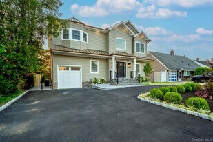 60 Ramble Ln in Levittown, NY - Building Photo