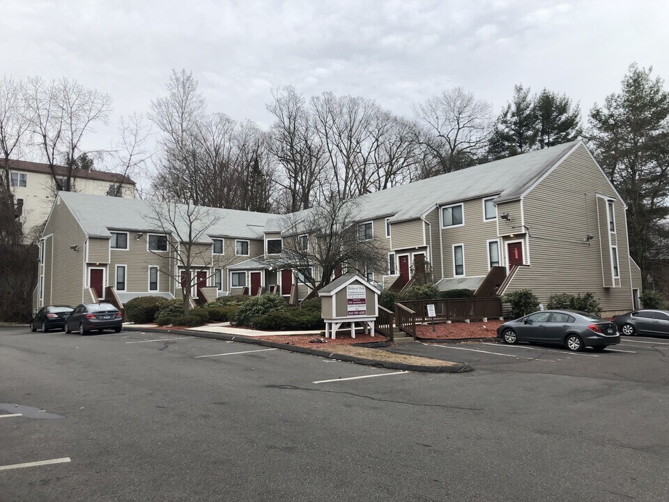 Hubbard Park Condominiums in Meriden, CT - Foto de edificio