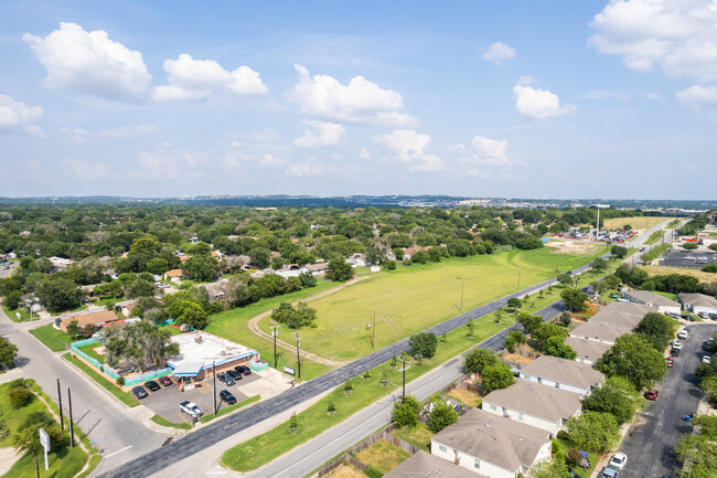 Residences at Thousand Oaks in San Antonio, TX - Building Photo - Primary Photo