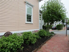 22 Mt Vernon St in Newport, RI - Building Photo - Building Photo