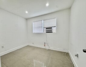 724 NW 3rd Ct in Hallandale Beach, FL - Foto de edificio - Building Photo