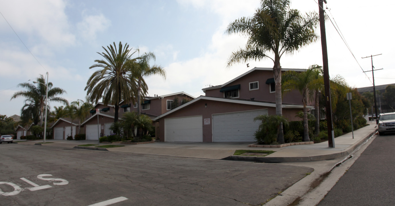 Georgia Place Apartments in Huntington Beach, CA - Building Photo