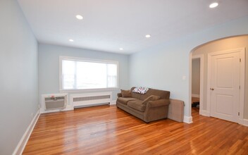 142 Salisbury Rd, Unit 1 in Brookline, MA - Building Photo - Building Photo