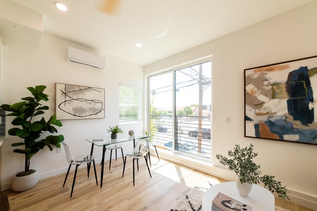 4369 Rosewood Ave in Los Angeles, CA - Building Photo - Building Photo