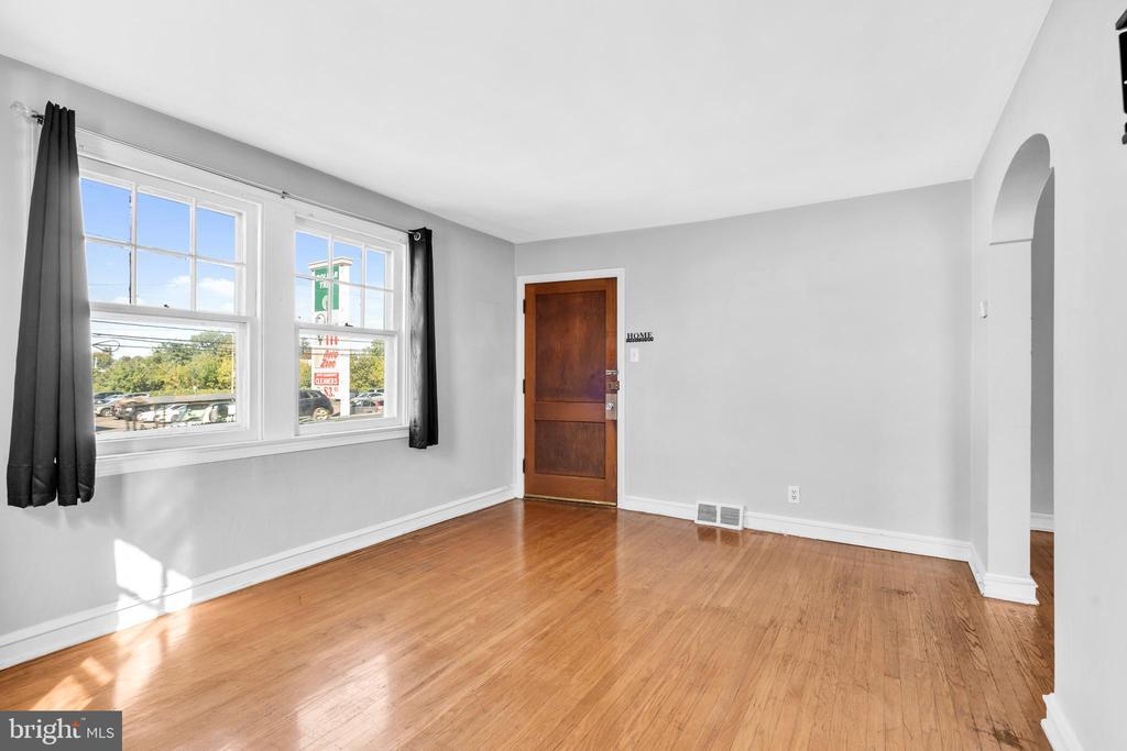 7341 Oxford Ave in Philadelphia, PA - Building Photo