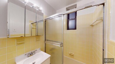 350 E 76th St in New York, NY - Building Photo - Building Photo