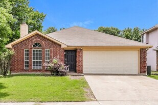1223 Reeves Ln in Cedar Hill, TX - Building Photo