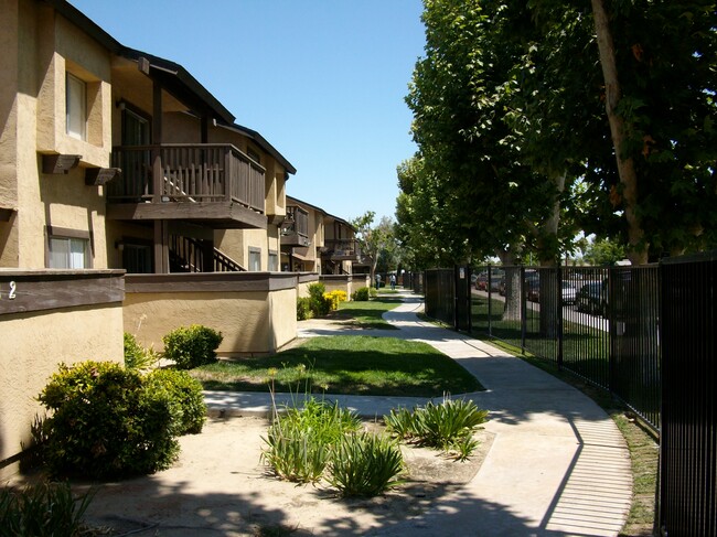 Summerwind Villas in Bakersfield, CA - Building Photo - Building Photo