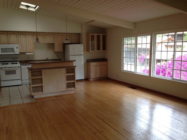 1815 N Beverly Glen Blvd in Los Angeles, CA - Building Photo - Building Photo