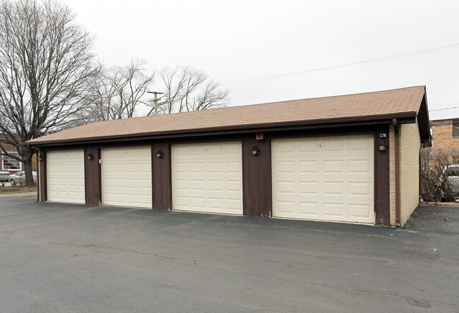 St. Charles Condominiums in Bensenville, IL - Foto de edificio - Building Photo