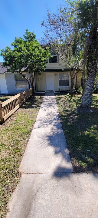 2648 Sunrise Village Dr in Orange Park, FL - Building Photo