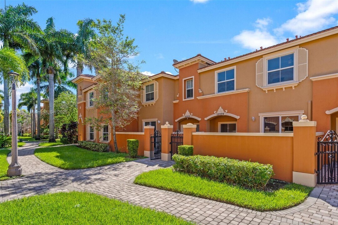 12209 SW 27th St in Miramar, FL - Building Photo