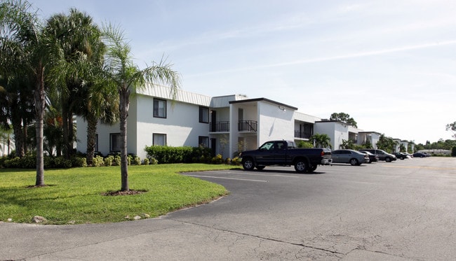 Palm Villas in Ft. Myers, FL - Building Photo - Building Photo