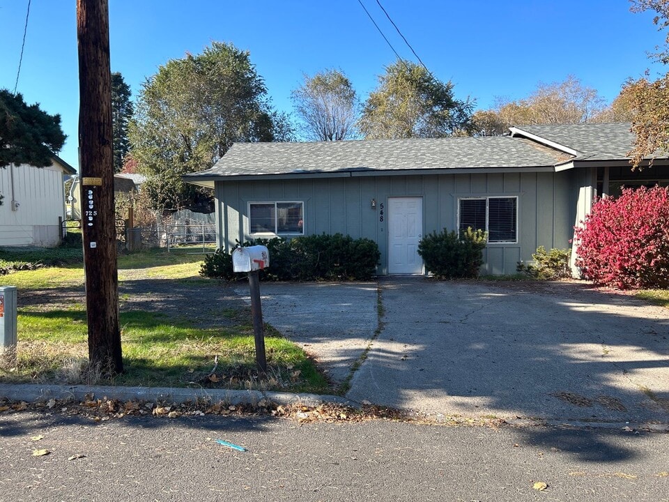 548-548 SW 3rd St in Madras, OR - Foto de edificio