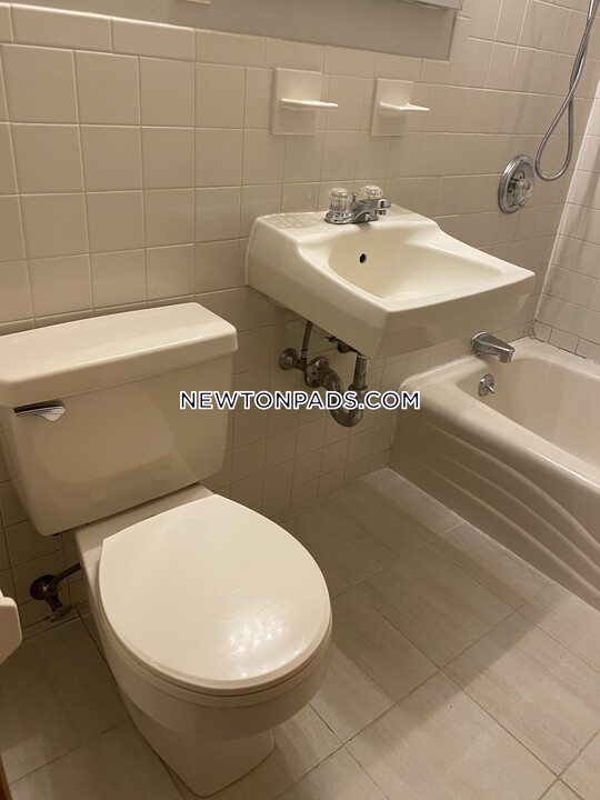 286 Grove St-Unit -5 in Newton, MA - Building Photo