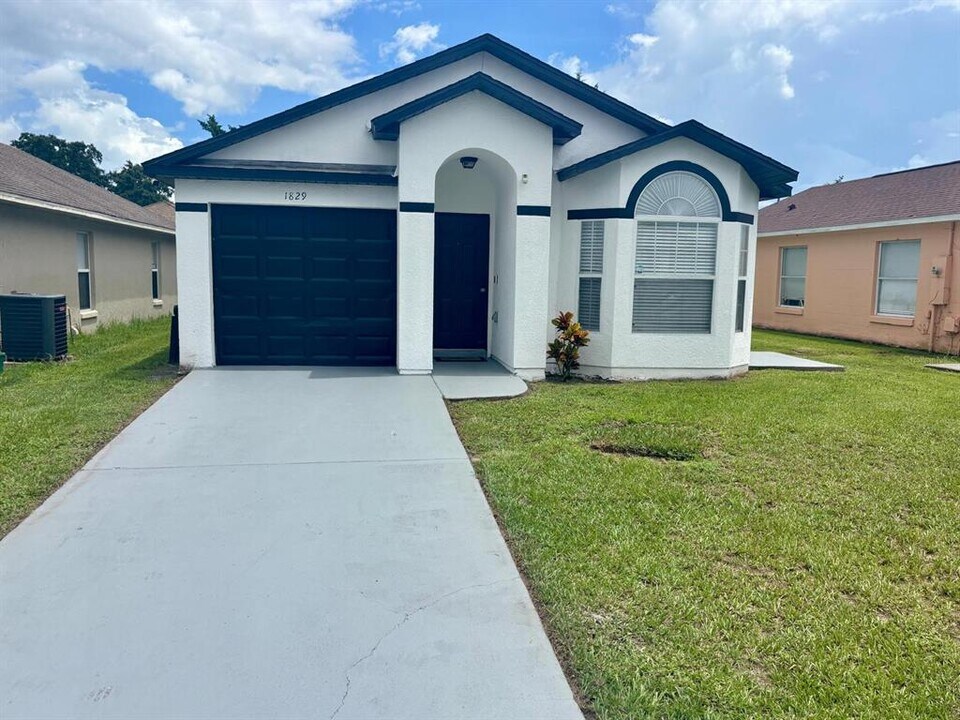1829 Lacy Ln in Sanford, FL - Building Photo