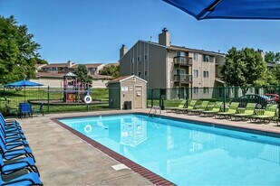 Fox Valley Apartments in Omaha, NE - Building Photo