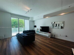 15051 Royal Oaks Ln in North Miami, FL - Building Photo - Building Photo