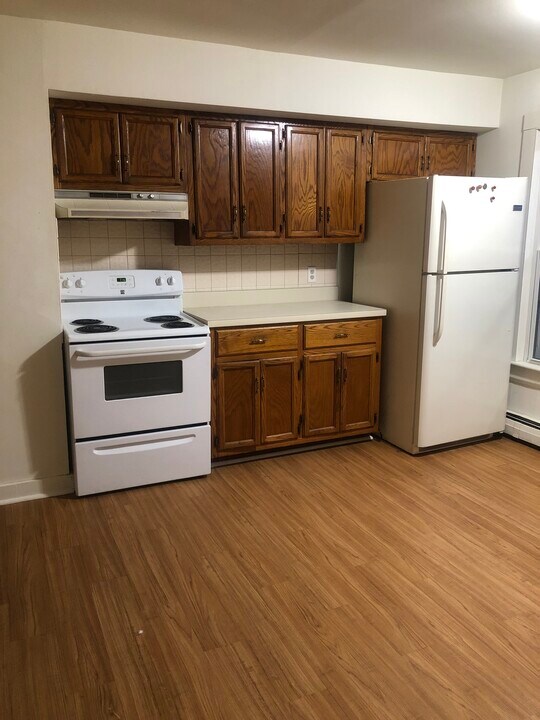 188 Oak St, Unit 1 in Lewiston, ME - Building Photo