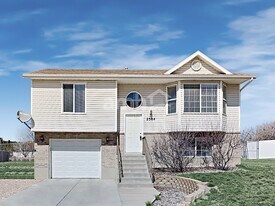 2384 W 2200 S in Syracuse, UT - Building Photo