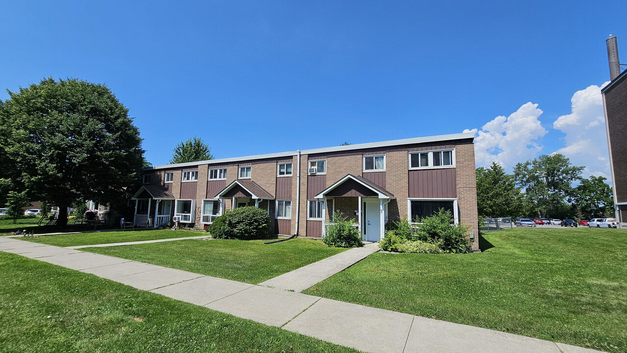 Parkway Court in Kingston, ON - Building Photo