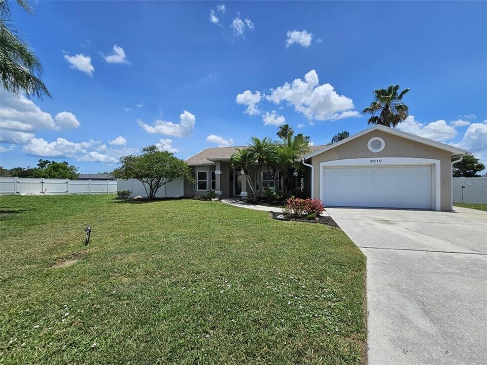 6210 62nd Terrace E in Palmetto, FL - Building Photo