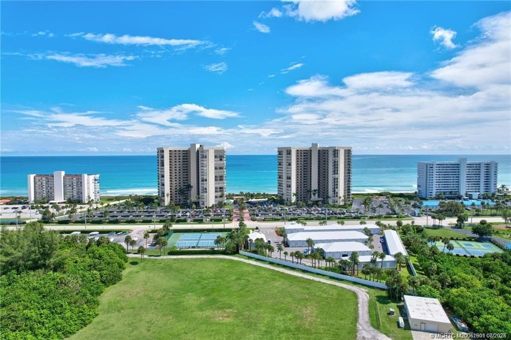 9500 S Ocean Dr in Jensen Beach, FL - Foto de edificio