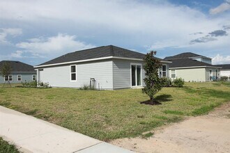 3080 NE 38th Ln in Ocala, FL - Building Photo - Building Photo