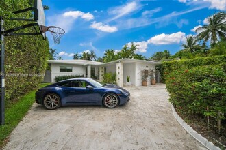 736 W 51st St in Miami Beach, FL - Foto de edificio - Building Photo