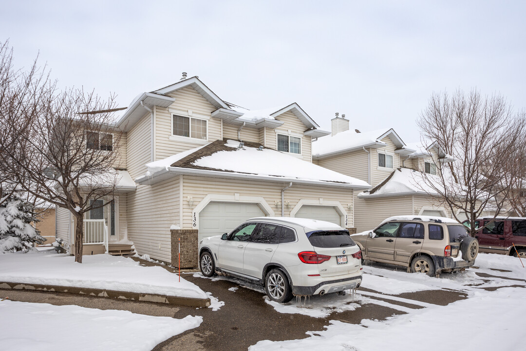 26 Westlake Gln in Strathmore, AB - Building Photo