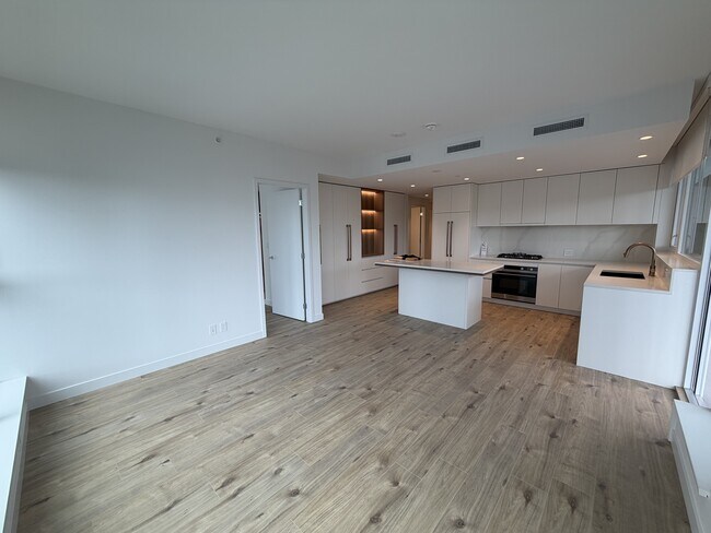 720 Farrow St in Coquitlam, BC - Building Photo - Building Photo